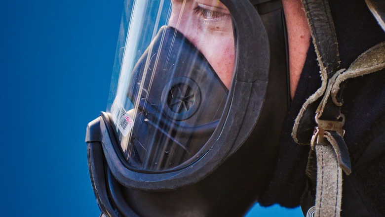 Feuerwehrmann mit Atemschutzgerät